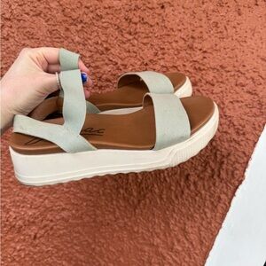 Zodiac Dani Ankle T-Strap Platform Sandal Mint Size 9 Women’s